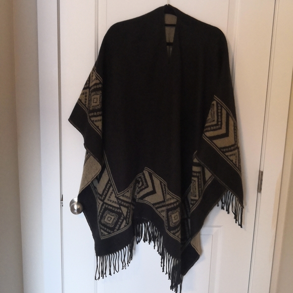 Reversible Shawl - Picture 1 of 4